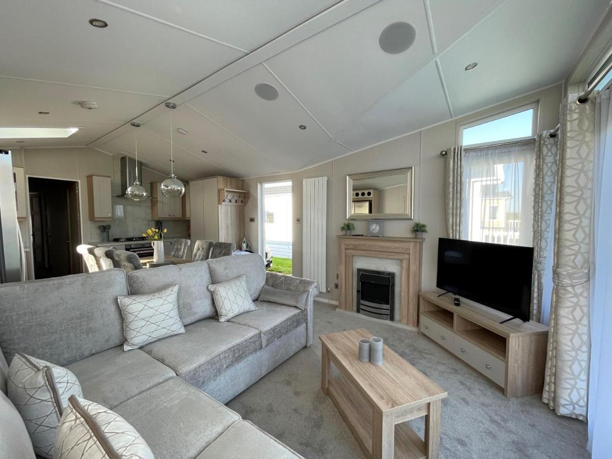 Beautiful Lodge With Full Sea Views At Broadland Sands In Suffolk Ref 20235Bs Hopton on Sea Exterior foto