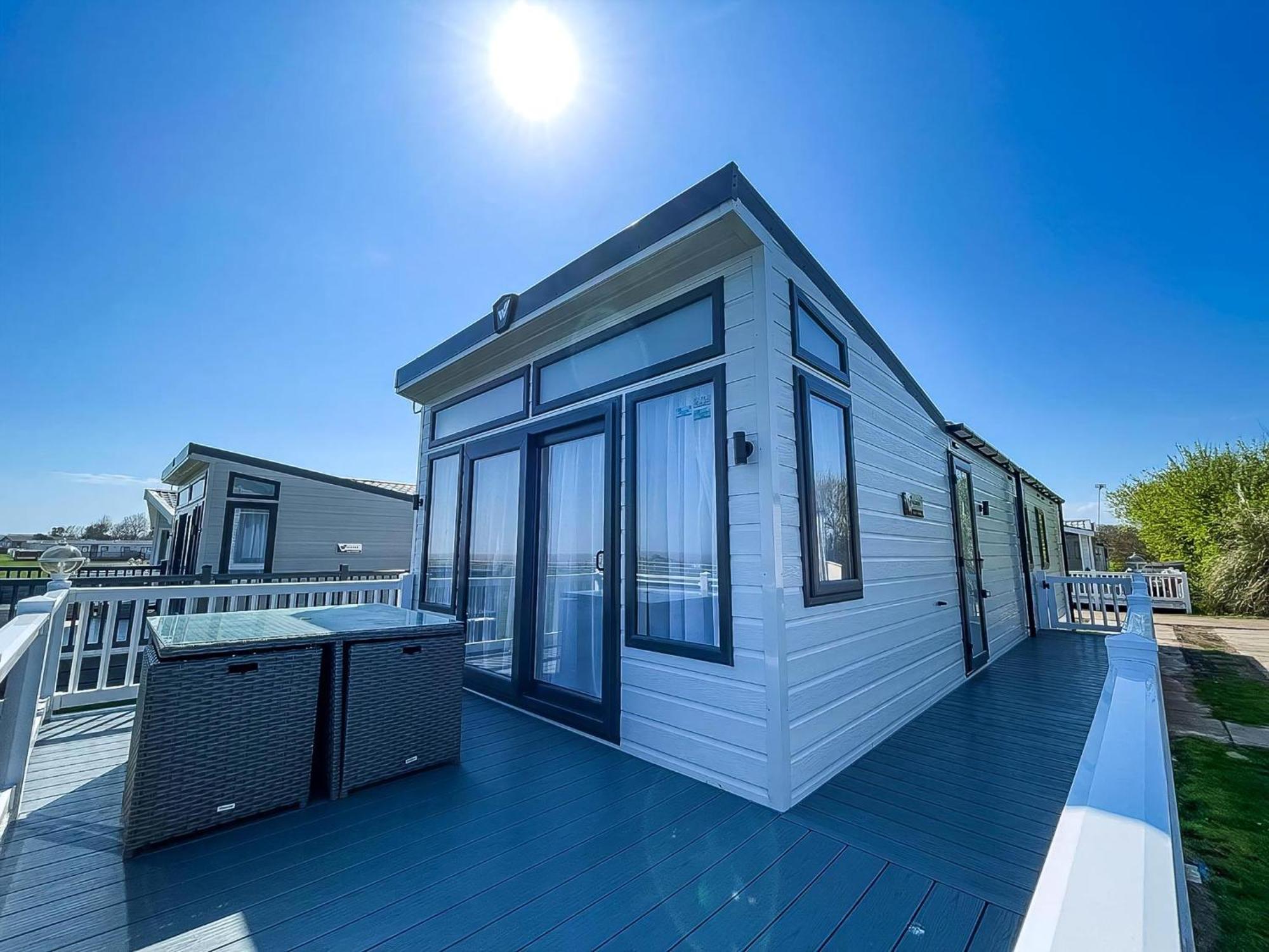 Beautiful Lodge With Full Sea Views At Broadland Sands In Suffolk Ref 20235Bs Hopton on Sea Exterior foto